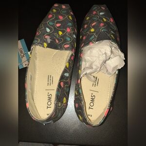NWT Tom's size 8 Christmas shoes